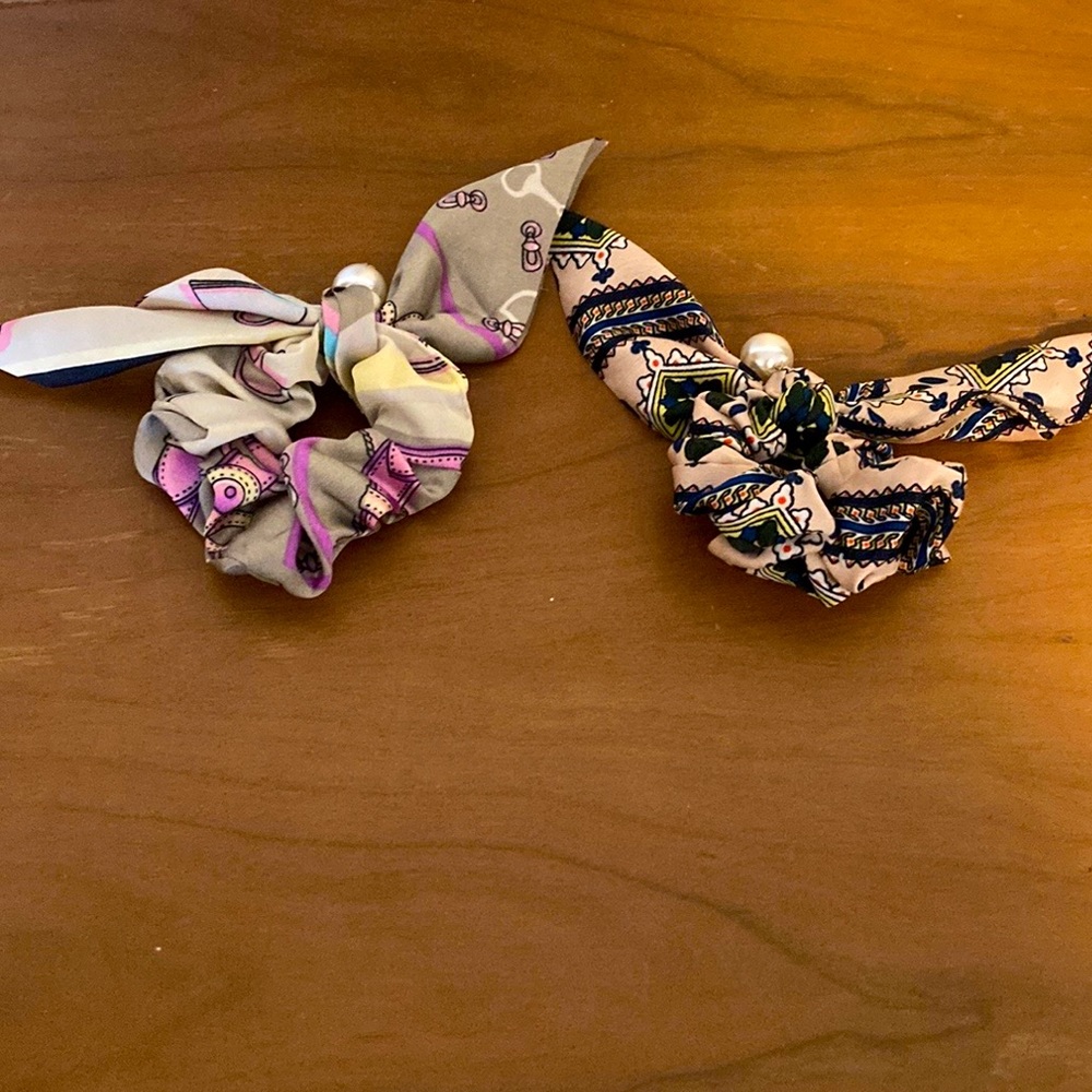 2 bow scrunchies with faux pearl detail